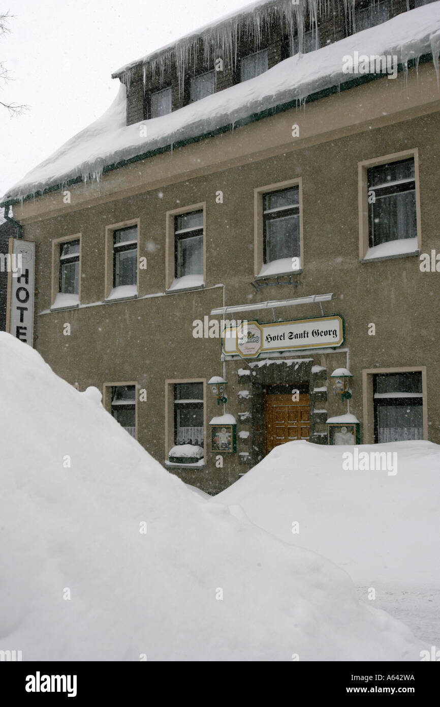 Il a neigé dans l'hôtel Jägerhof à Oberwiesenthal, Erzgebirge, Erz Monts Métallifères, Saxe, Allemagne Banque D'Images
