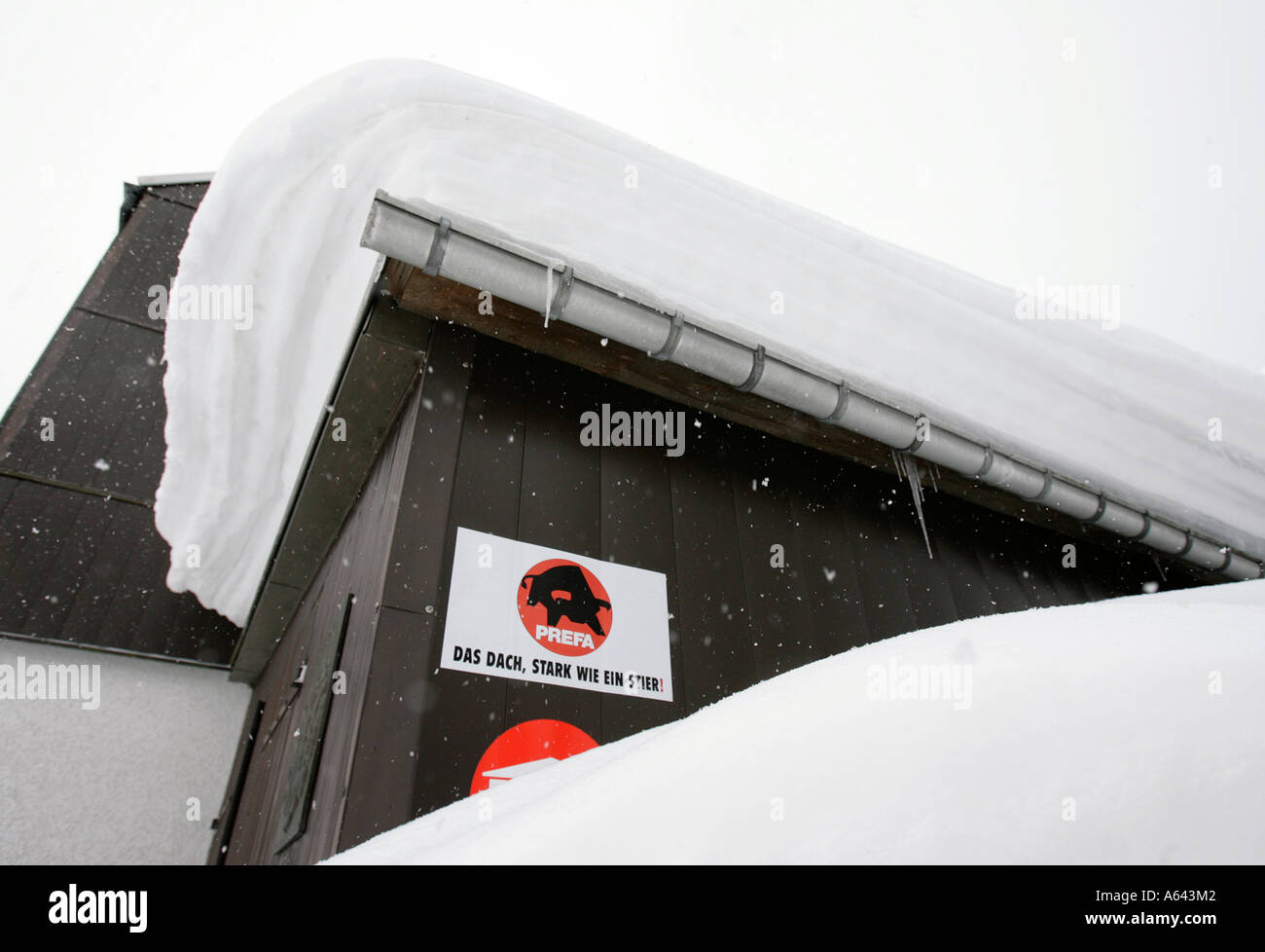 Toit Prefa garantit la sécurité même avec beaucoup d'accumulation de neige sur le toit Banque D'Images