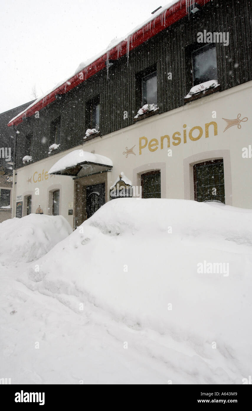 Par la neige guesthouse à Oberwiesenthal, Erzgebirge, Erz Monts Métallifères, Saxe, Allemagne Banque D'Images