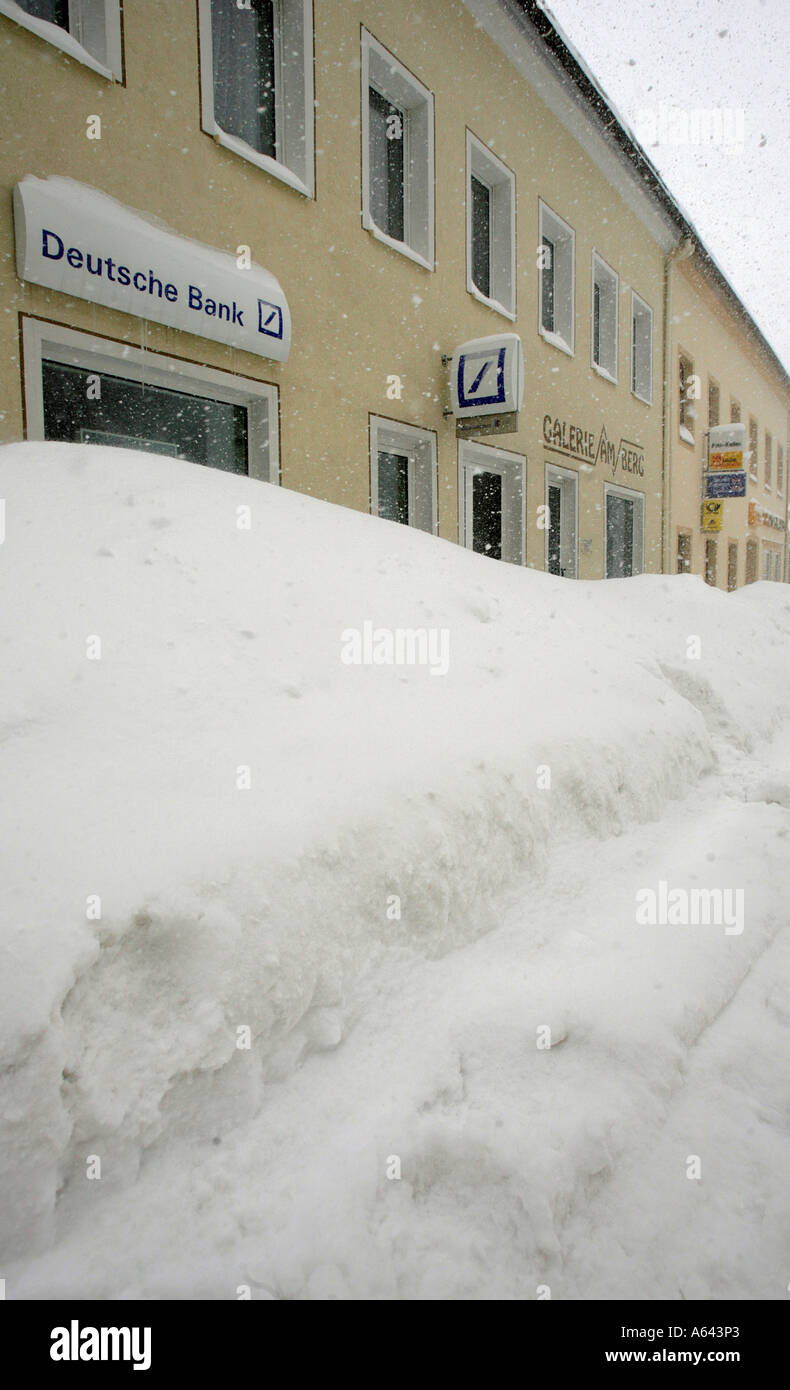 Par la neige La Deutsche Bank agence à Oberwiesenthal, Erzgebirge, Erz Monts Métallifères, Saxe, Allemagne Banque D'Images