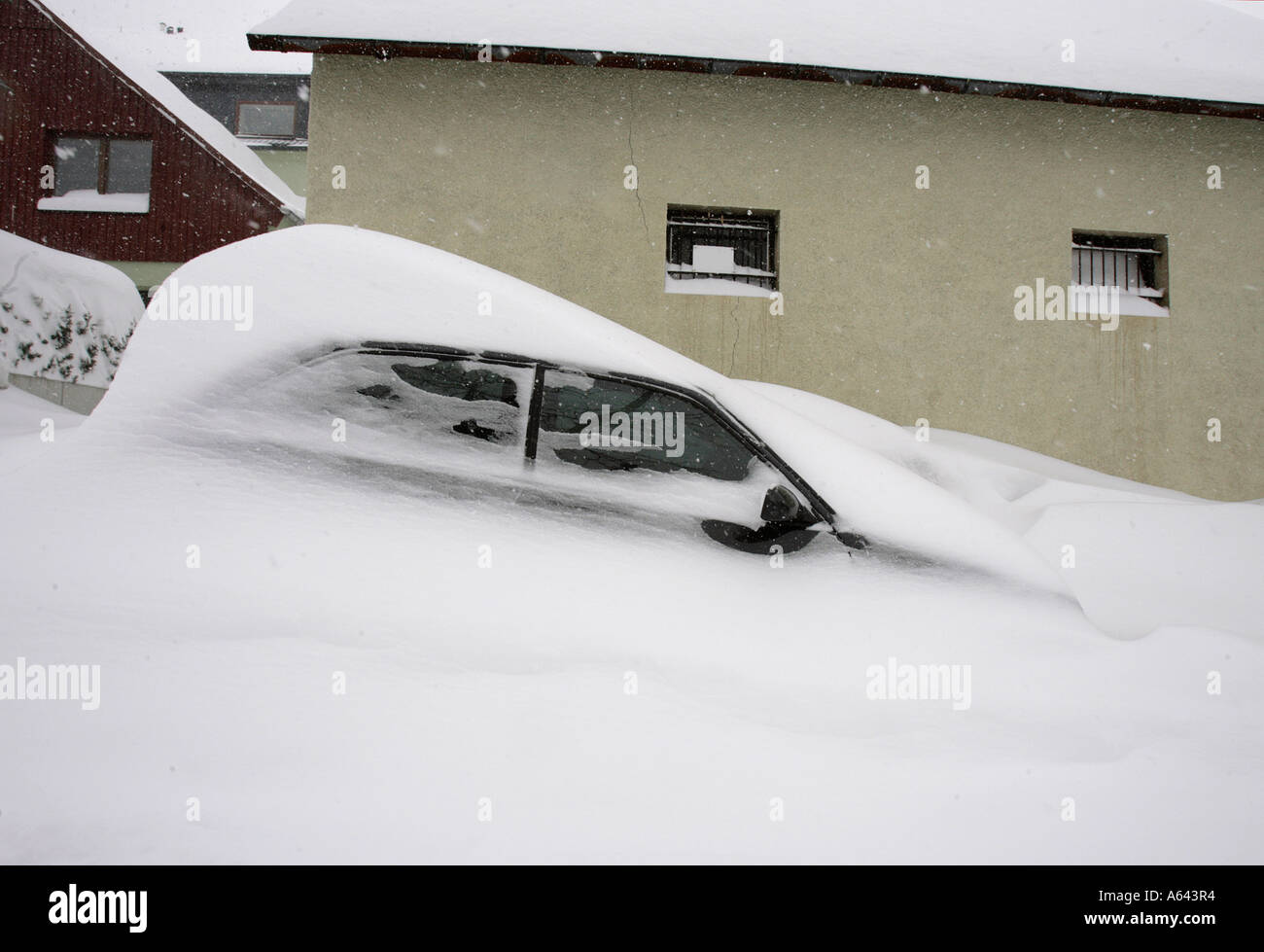 Par la neige voiture à Oberwiesenthal, Erzgebirge, Erz Monts Métallifères, Saxe, Allemagne Banque D'Images