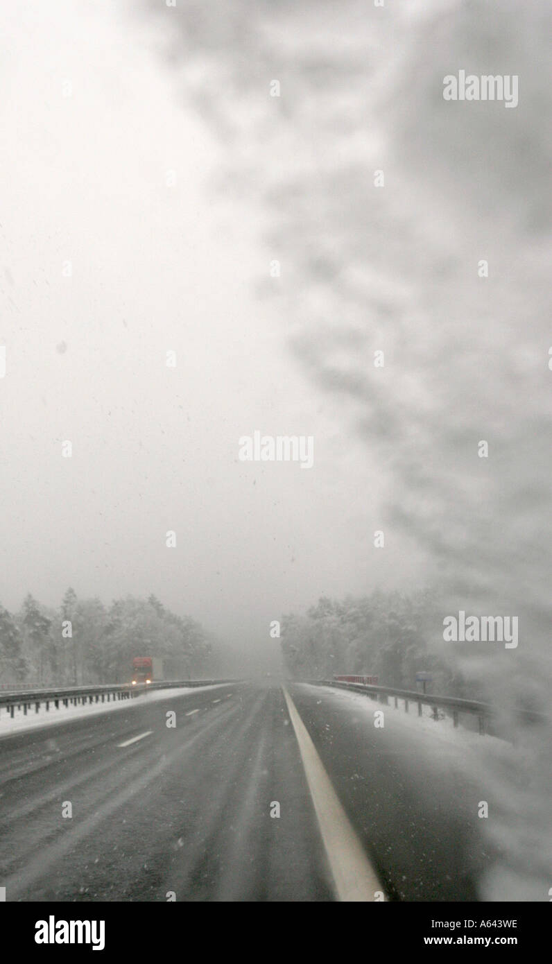 La mauvaise visibilité sur une autoroute allemande en hiver Banque D'Images