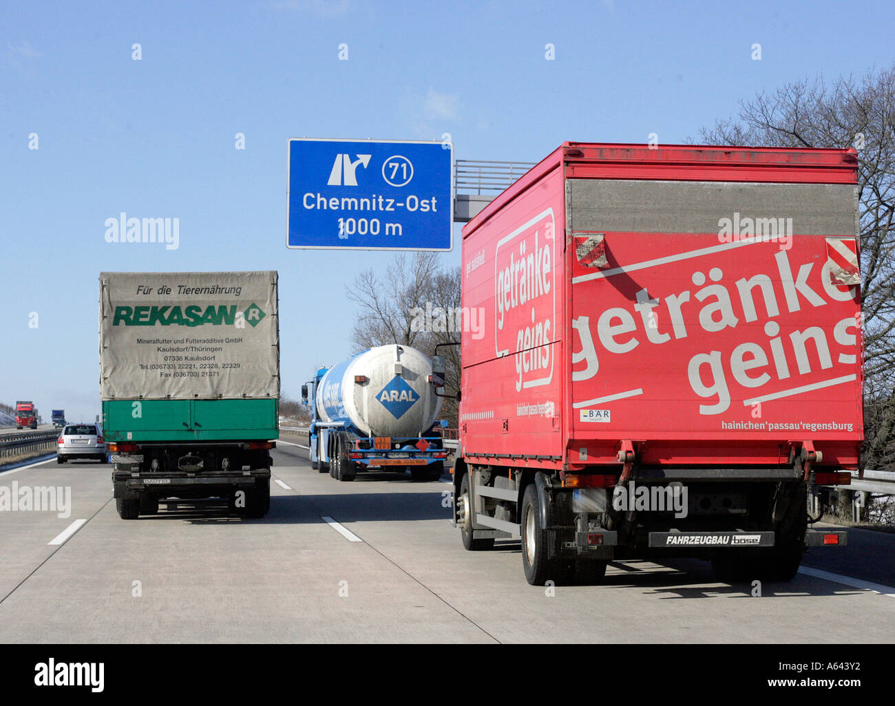 Les camions roulent sur une autoroute allemande Banque D'Images