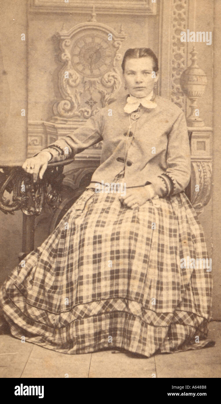 Photo historique de l'année 1898 une noble femme debout avec une robe dans une chambre Banque D'Images