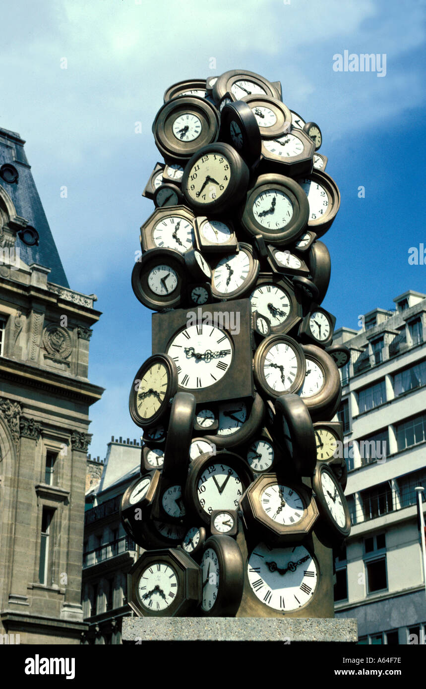 La sculpture de l'horloge L'heure de tous, à Gare St Lazar, Paris France,  par l'artiste français Armand Pierre Fernandez ARMAN connu sous le nom de  Photo Stock - Alamy