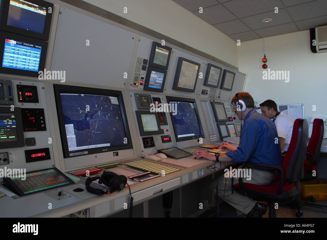 Le contrôle de la circulation aérienne Contrôleur ATC à l'œuvre dans la salle de radar Airways Banque D'Images