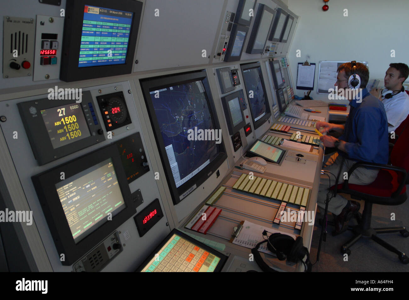 Le contrôle de la circulation aérienne Contrôleur ATC à l'œuvre dans la salle de radar Airways Banque D'Images