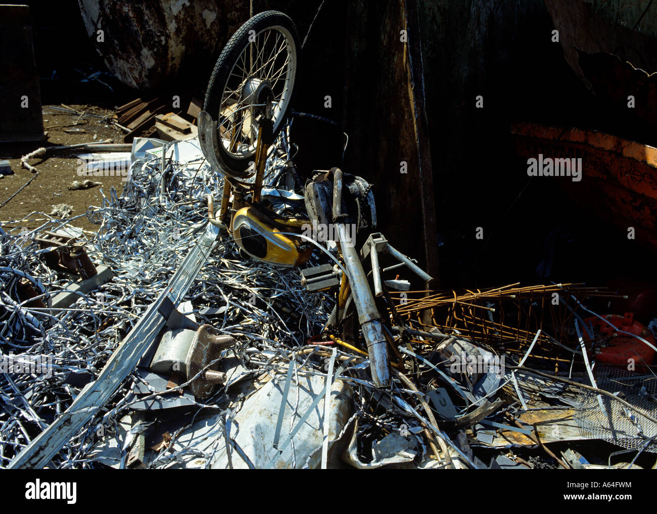 Épave du cyclomoteur et débris de ferraille recyclage Banque D'Images