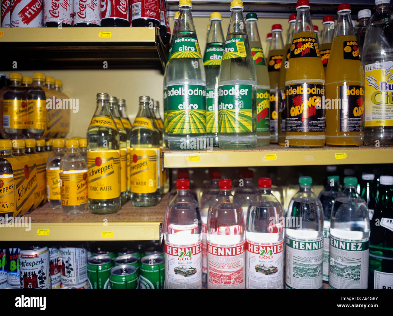 L'eau en bouteille sur étagère dans MOM et pop store alpes Suisse Suisse editorial Utilisez uniquement Banque D'Images