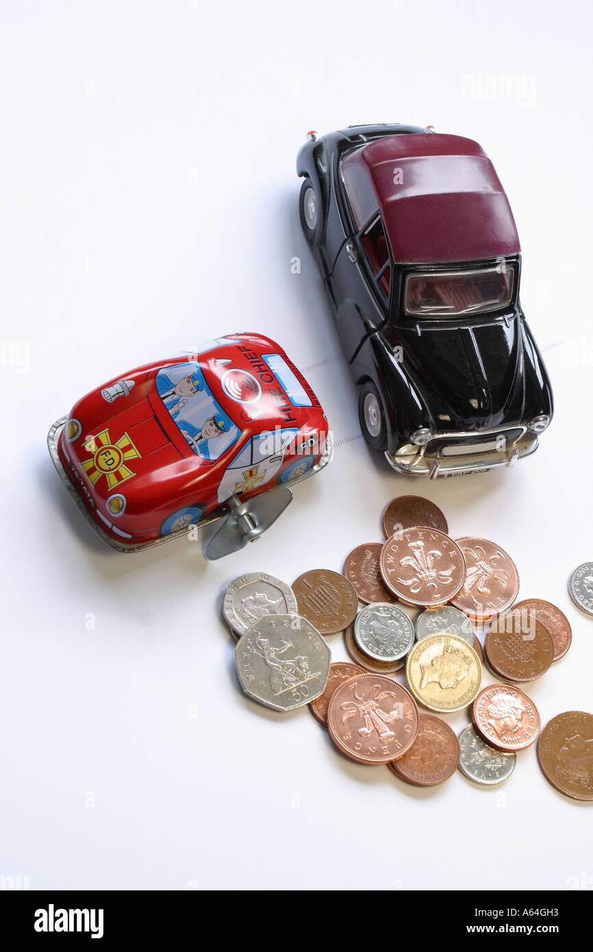 Petite voiture et des pièces en euros le coût de l'automobile Banque D'Images