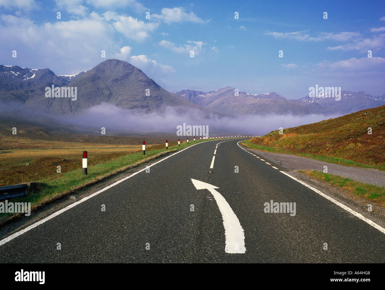 Restez à gauche flèche sur l'A87 près de Loch Cluanie les Highlands d'Ecosse Banque D'Images