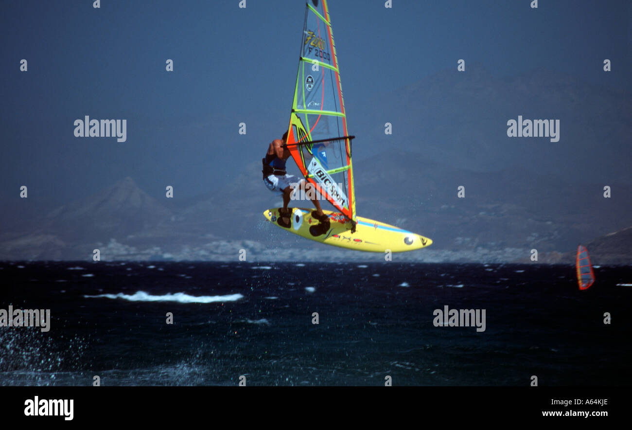 Robert Teriitehau planche à voile sur la plage de Tsoukalia se lance une  vague déferlante Paros Cyclades Grèce Photo Stock - Alamy