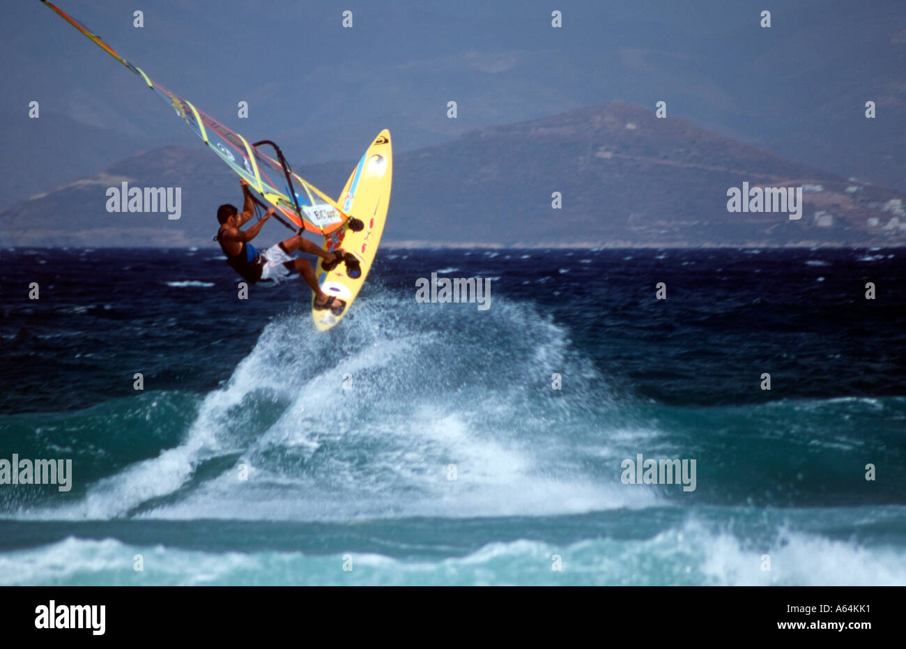 Robert Teriitehau planche à voile sur la plage de Tsoukalia se lance une  vague déferlante Paros Cyclades Grèce Photo Stock - Alamy