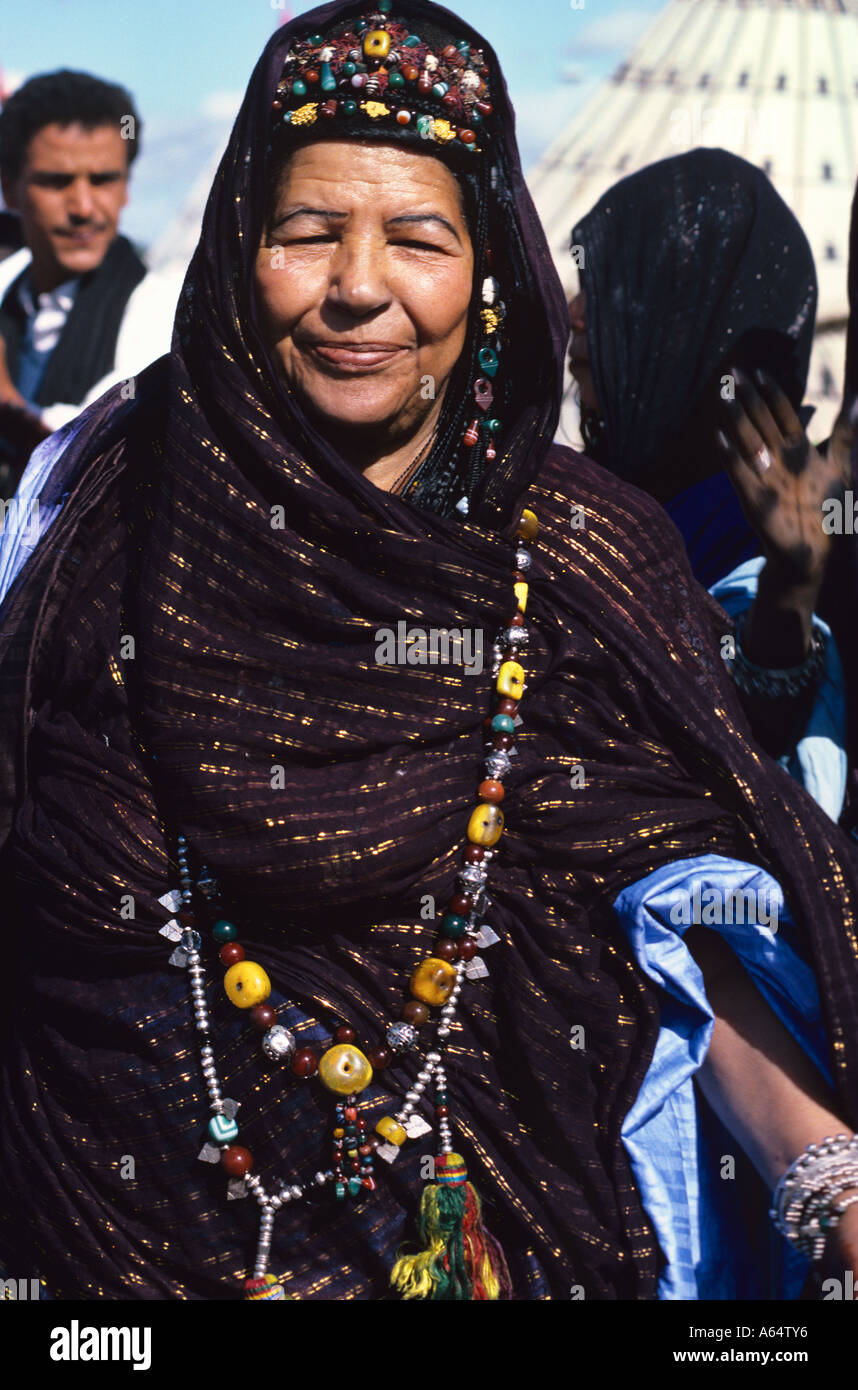 Femme porte marocaine burkah tissé d'or au marché de Marrakech Banque D'Images