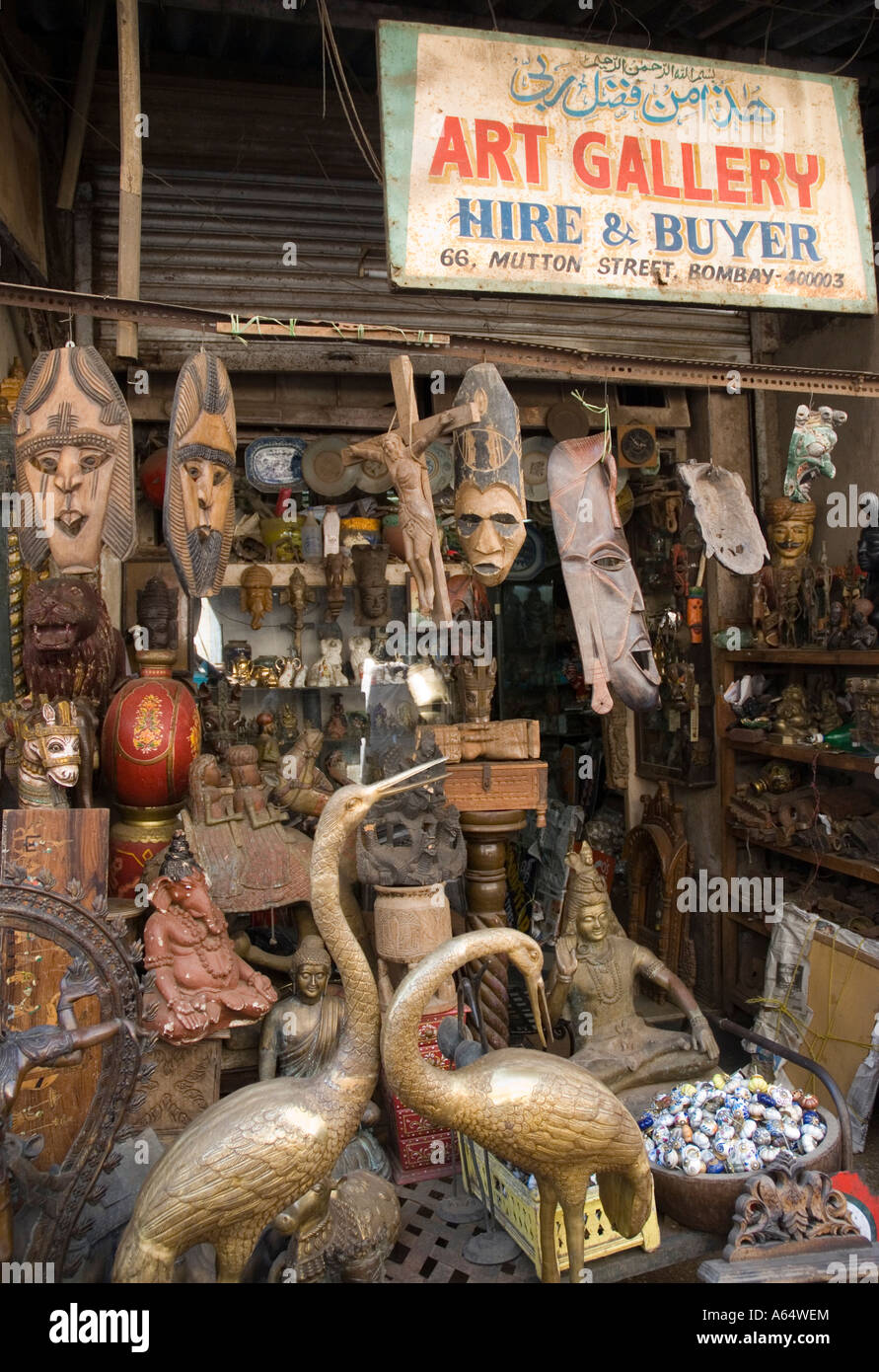 Une boutique dans Chor Bazar le plus grand marché aux puces d'antiquités à Mumbai Inde Banque D'Images