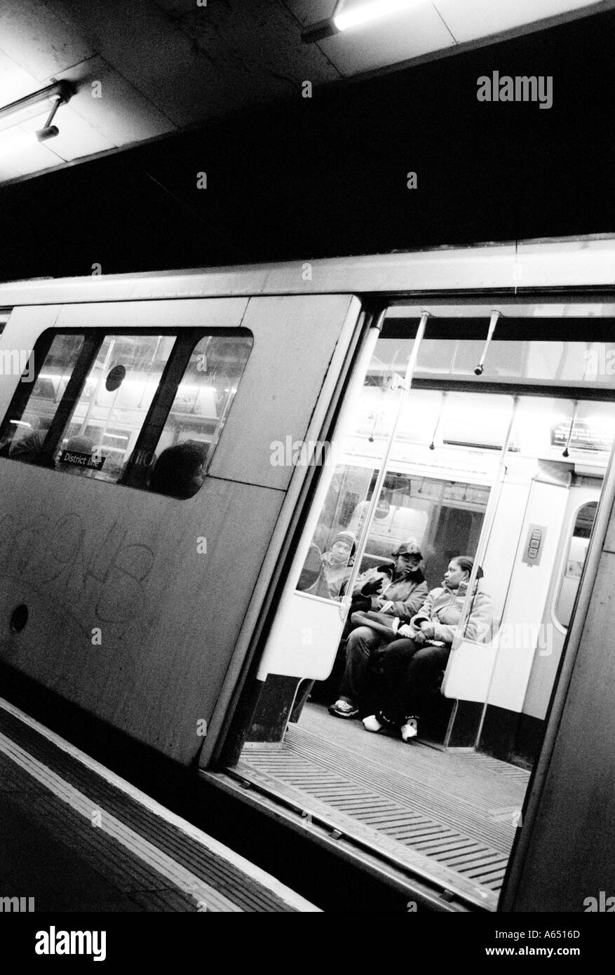 Femme assise dans le train Banque d