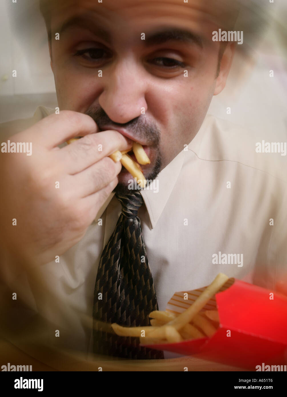 L'homme de manger les frites d'un fast-food. Banque D'Images