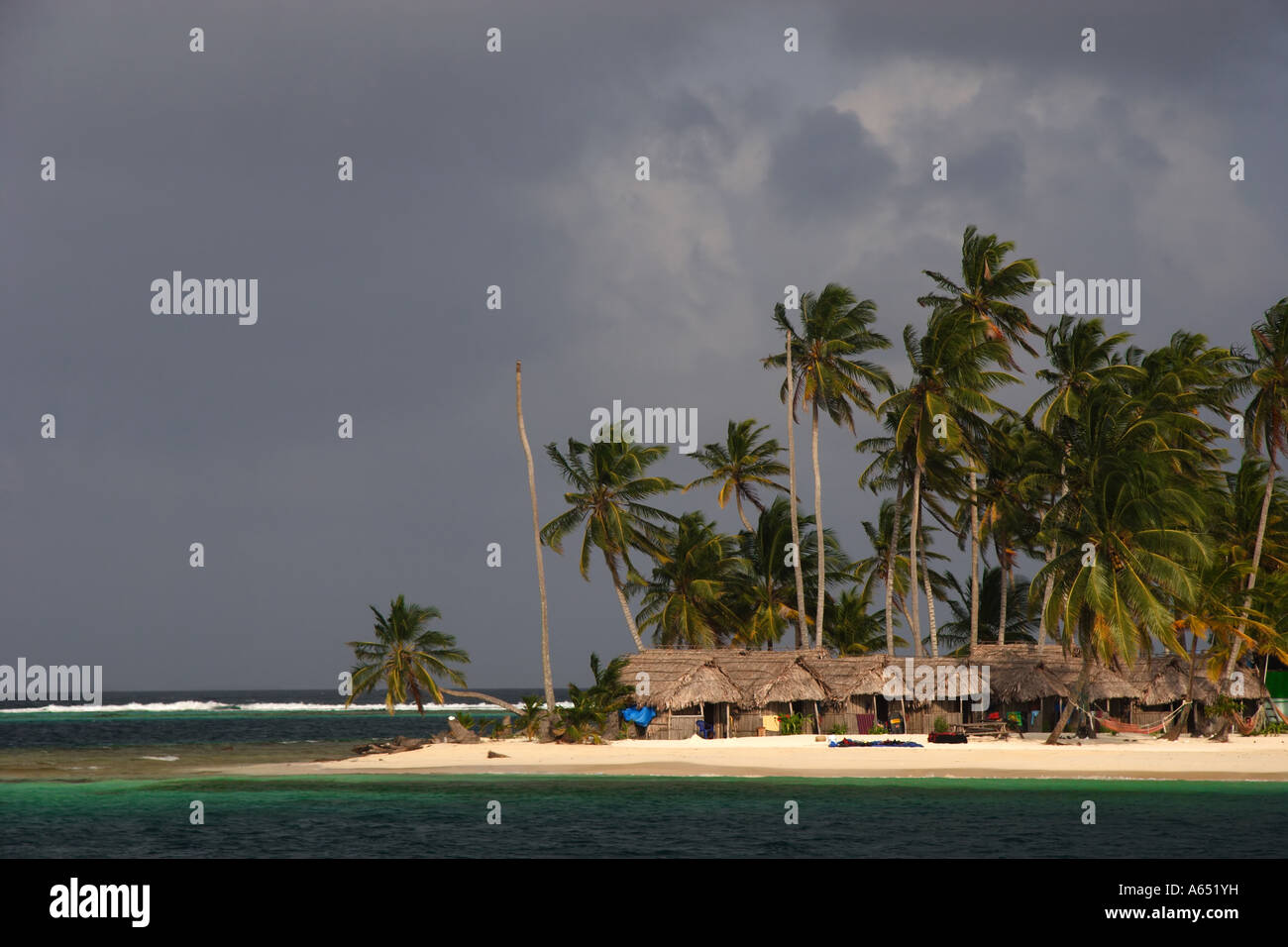 La petite île de Kuanidup dans les îles San Blas du Panama Banque D'Images