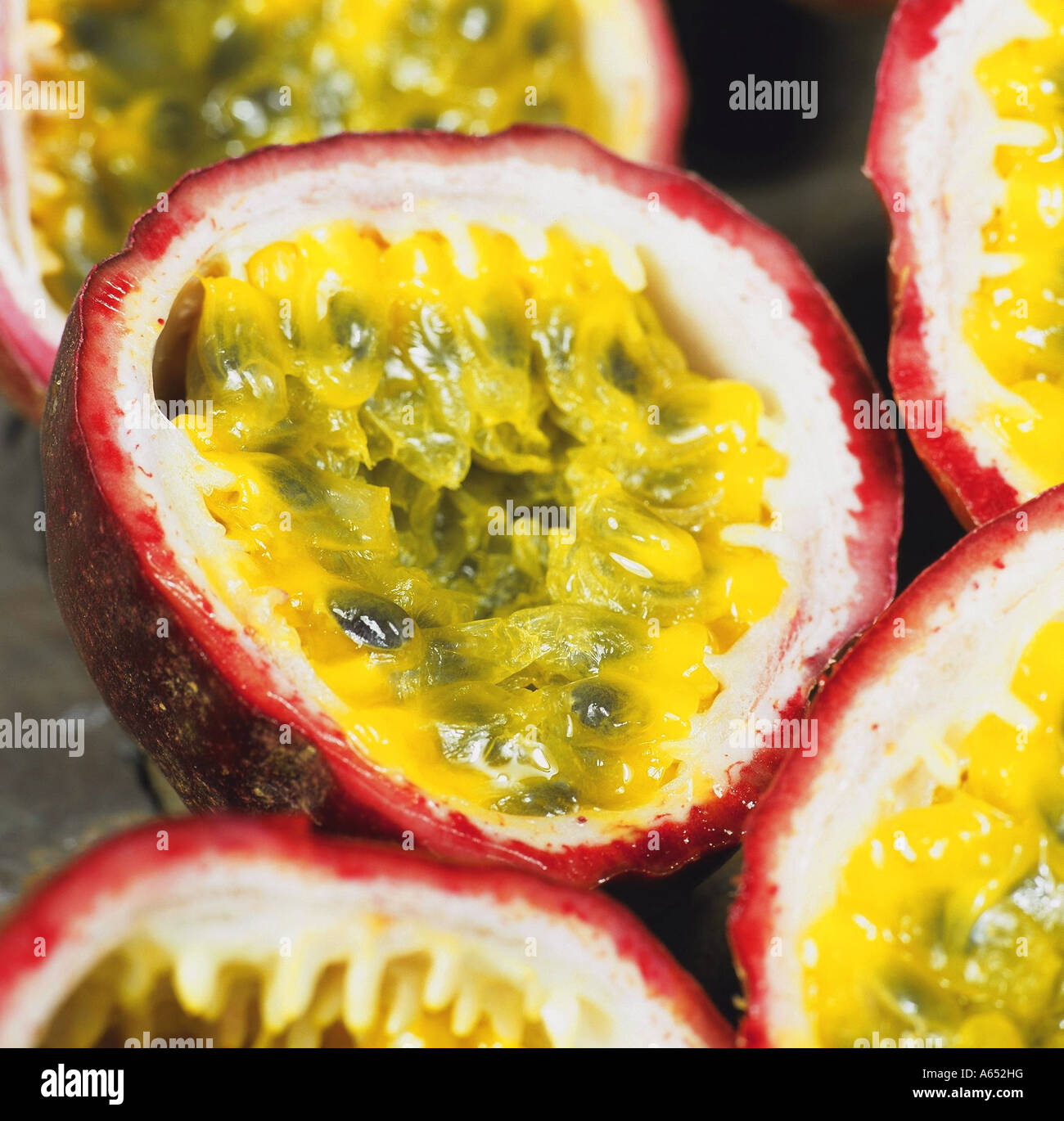 Les moitiés de fruits de la passion (Passiflora edulis). Également connu sous le nom de maracuya ou pourpre granadilla. Banque D'Images