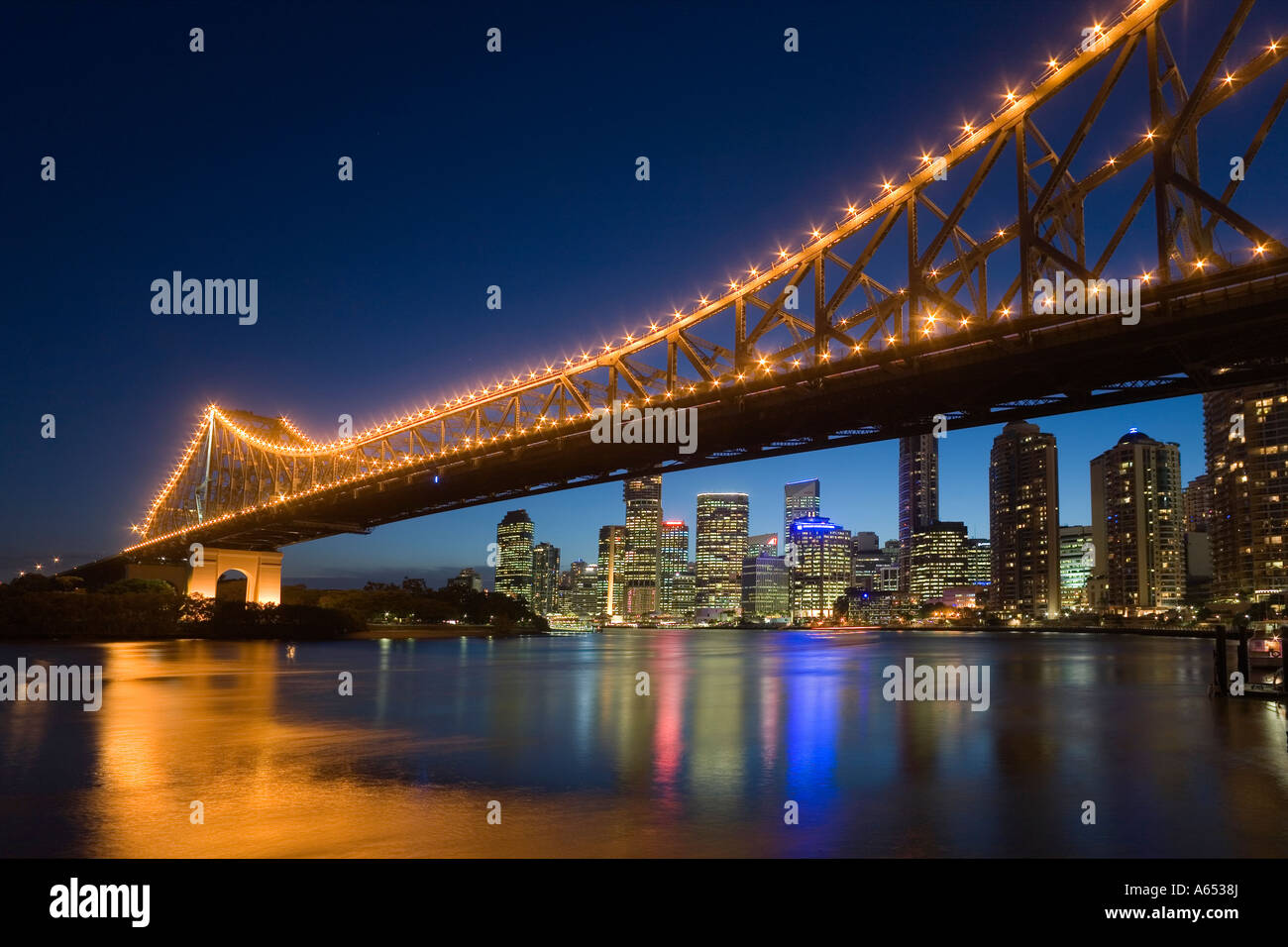 Le Brisbane City skyline at Dusk avec le Story Bridge allumé sur le fleuve Brisbane Banque D'Images