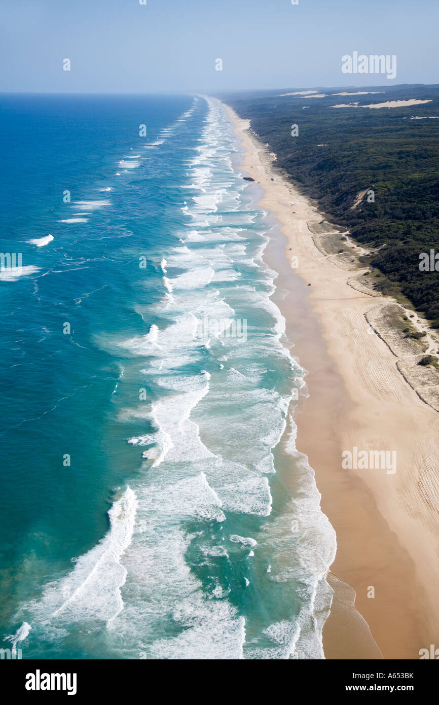 Vue aérienne de soixante cinq Mile Beach sur la côte est de l'île Fraser Banque D'Images