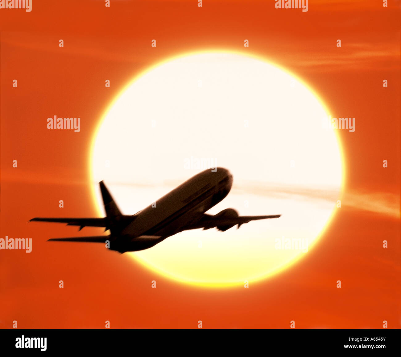 Avion au décollage silhouetté contre le soleil couchant Banque D'Images