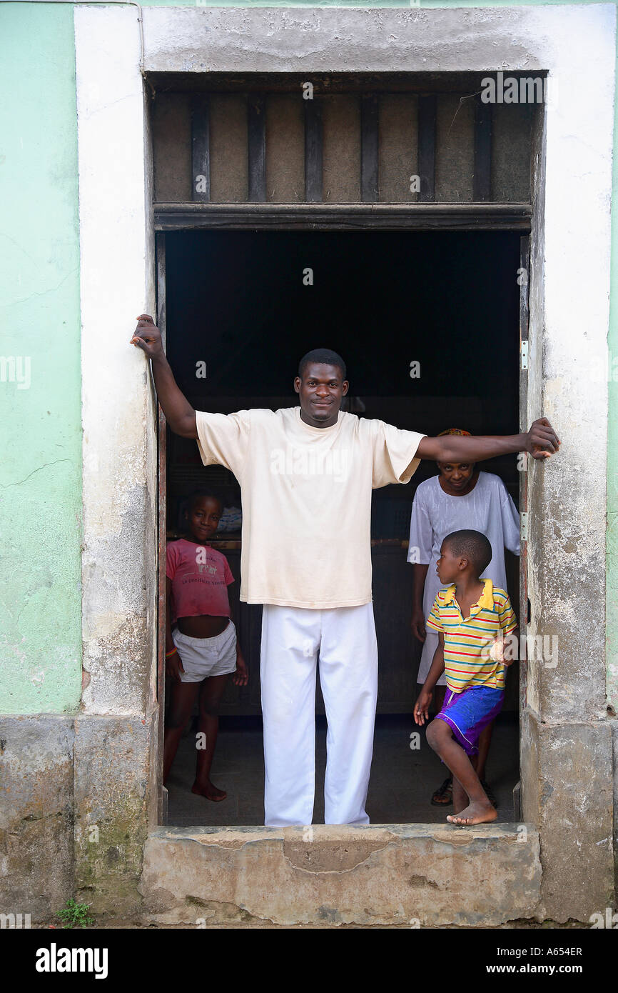 Le boulanger à la boulangerie à Santa Antonio la seule ville sur l'île de Principe Banque D'Images