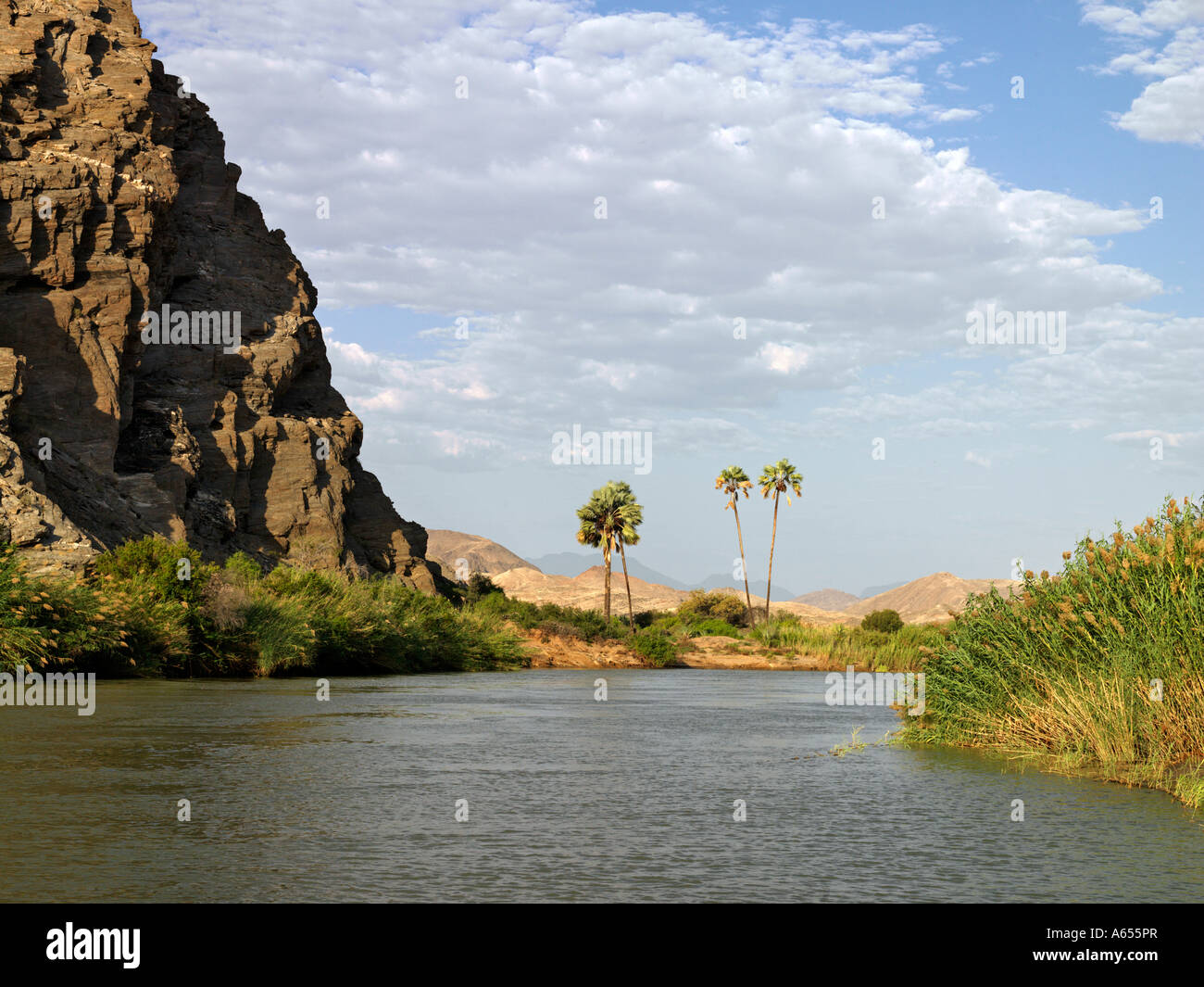 Le beau paysage communes de la rivière Kunene à Serra Cafema situé sur la frontière angolaise en Namibie Banque D'Images