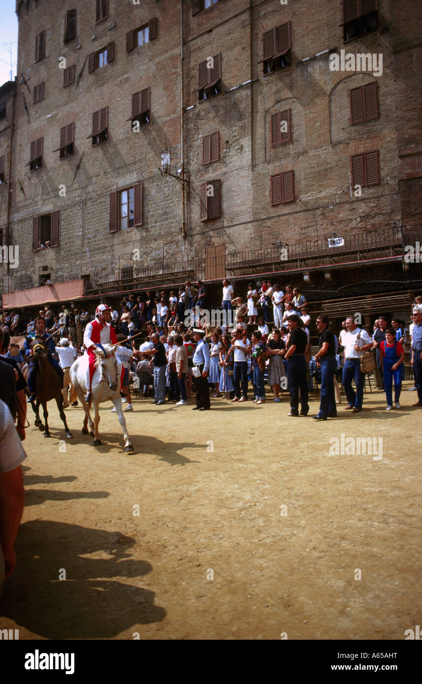 Sienne Italie touristes et habitants qui regardent le Palio di Siena a Horse Race qui se tient deux fois par an sur la Piazza Del Campo chaque Jockey représente l'un des dix sur 17 Contrade Banque D'Images