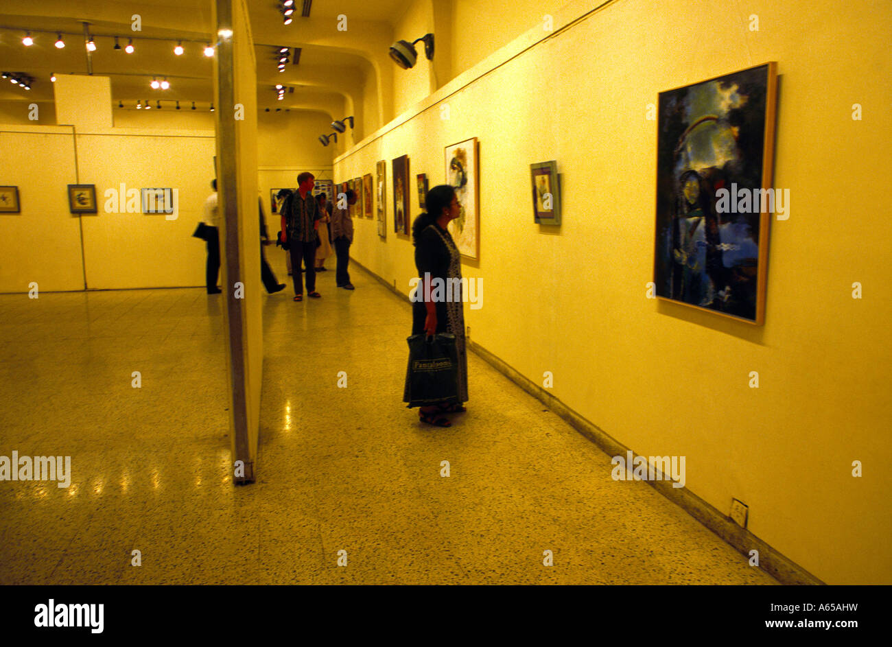 Woman Painting Galerie d'Art Jehangir Horniman Circle Mumbai Inde Banque D'Images