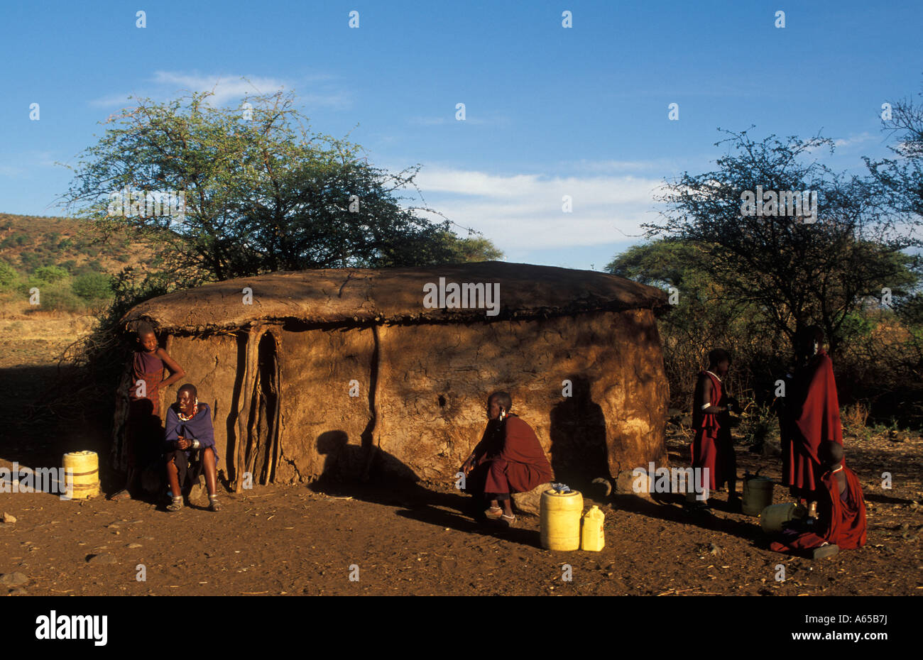 Les femmes masaï en face d'une ferme traditionnelle en Tanzanie Banque D'Images