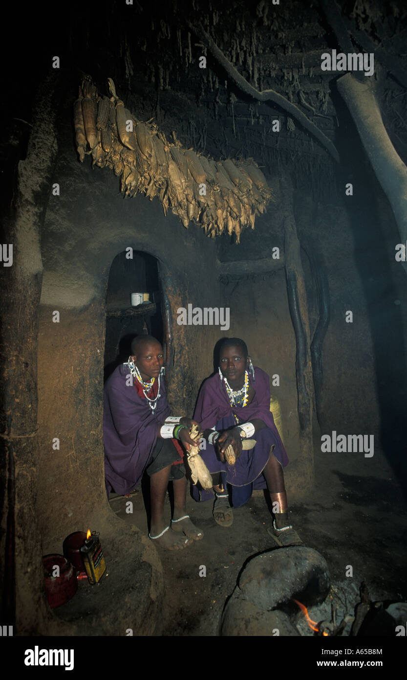 Les femmes masaï la cuisson à l'intérieur d'une ferme traditionnelle Longido Tanzanie Banque D'Images