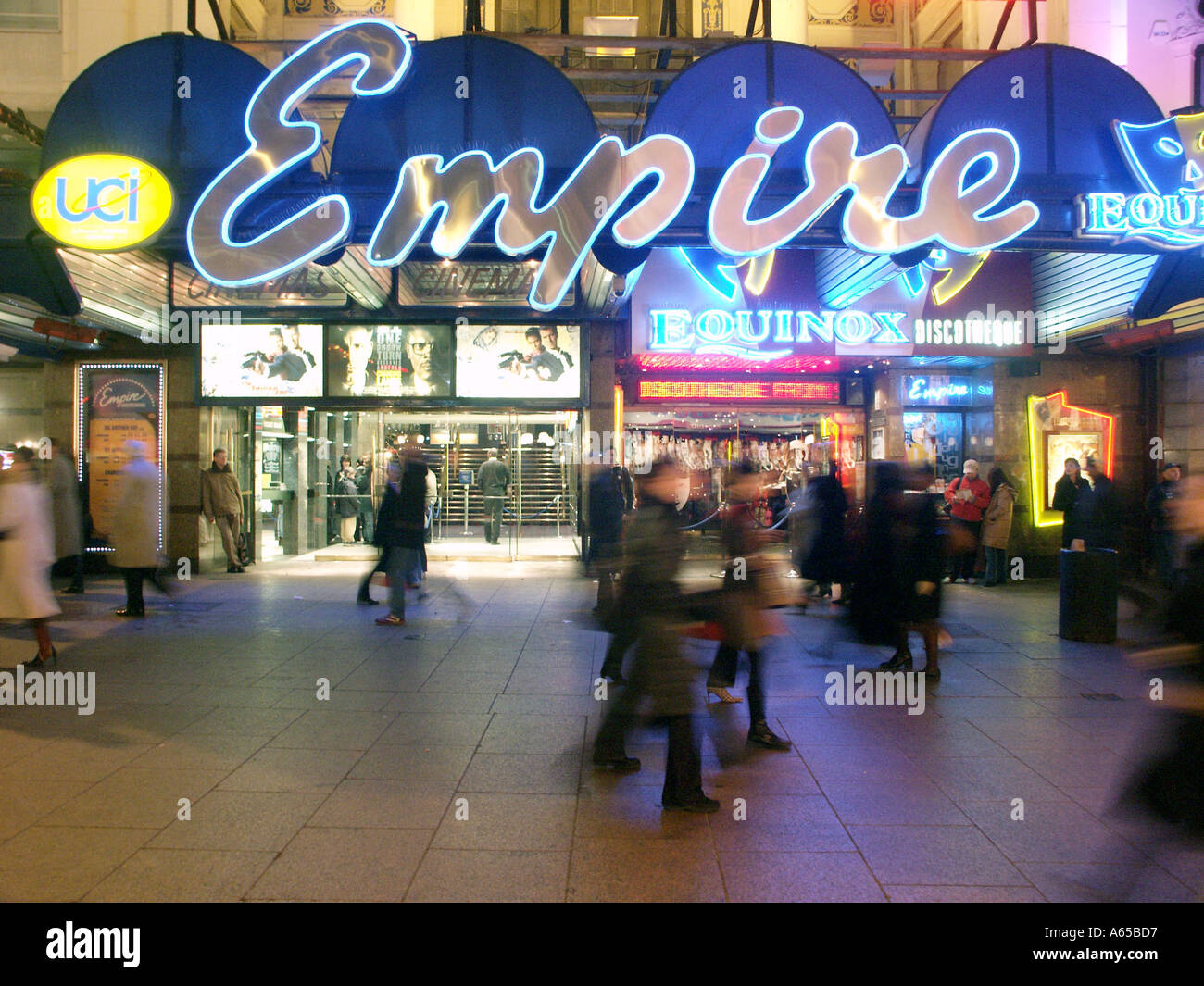 Éclairage de nuit dans les locaux du cinéma Empire UCI circa 2002 & Equinox discothèque discothèque Leicester Square West End Londres Angleterre Royaume-Uni Banque D'Images