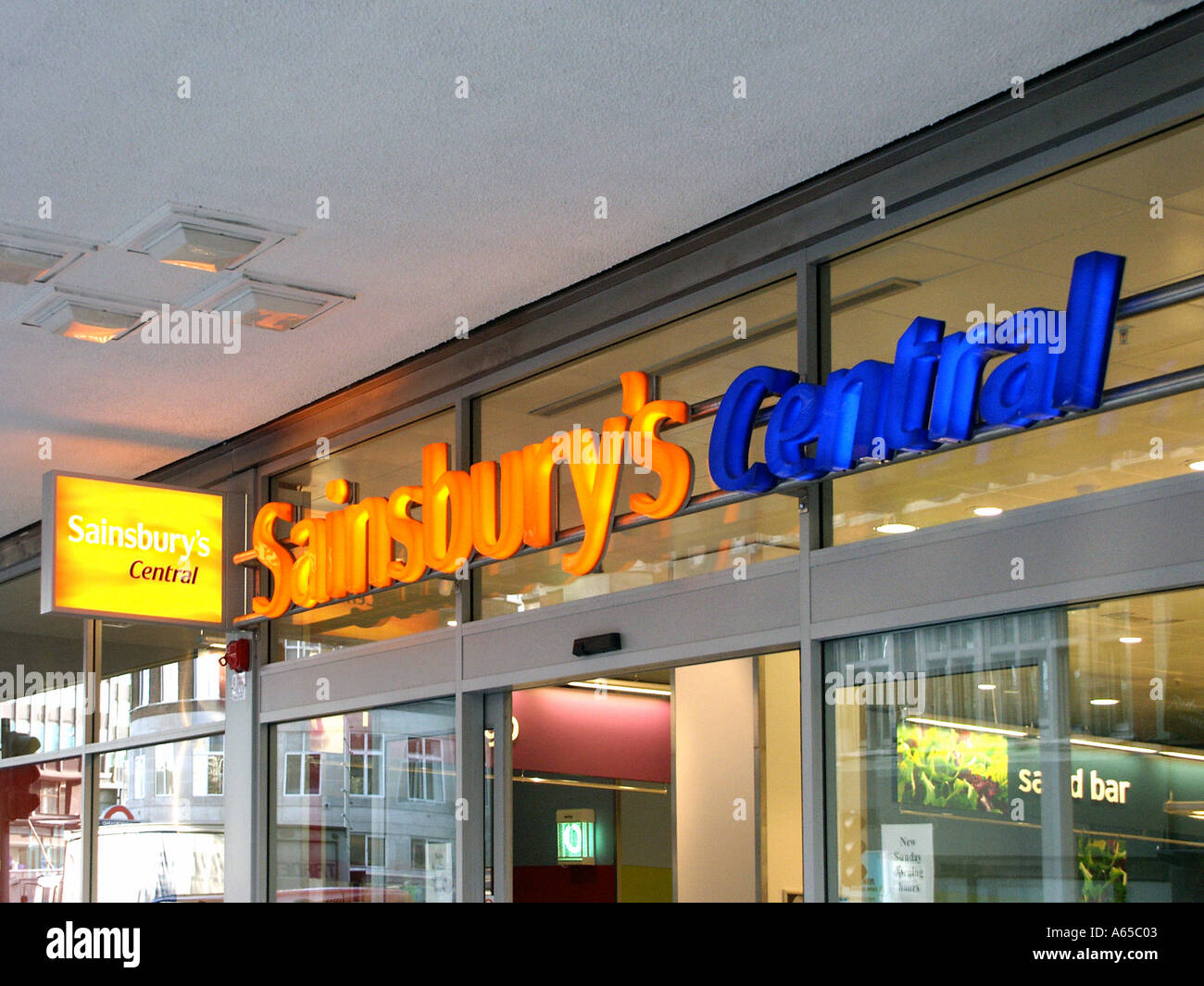 Sainsburys Central magasin d'affaires de détail Fermer les panneaux lumineux pour le centre-ville urbain local plus petit supermarché Euston Londres Angleterre Royaume-Uni Banque D'Images