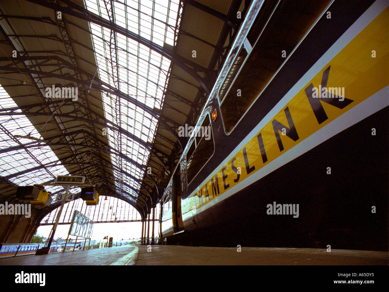 Un train Thameslink Brighton à Bedford s'apprête à quitter la gare de Brighton terminus Banque D'Images