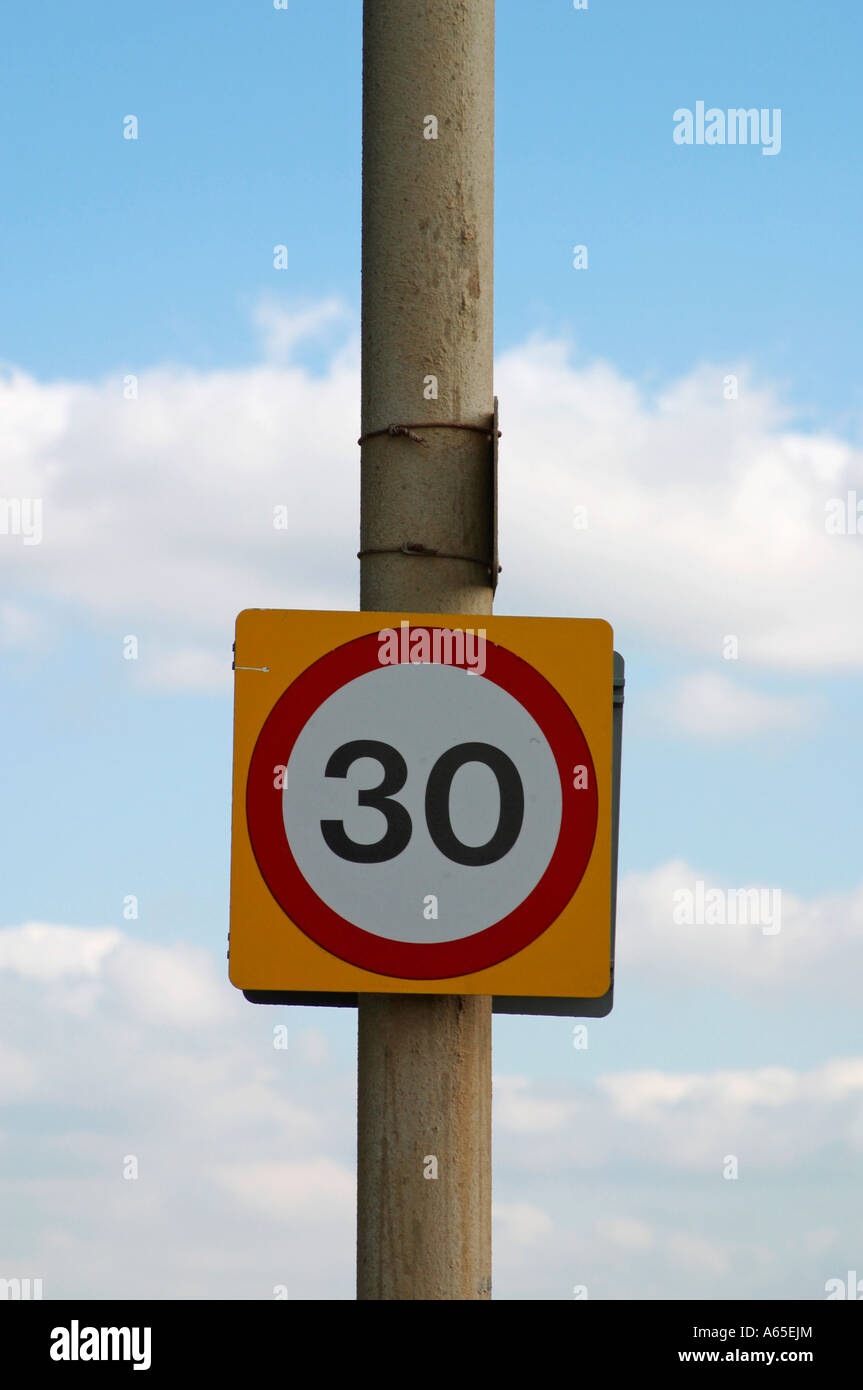 UK signe de la circulation. La vitesse maximale de 30 miles par heure Banque D'Images