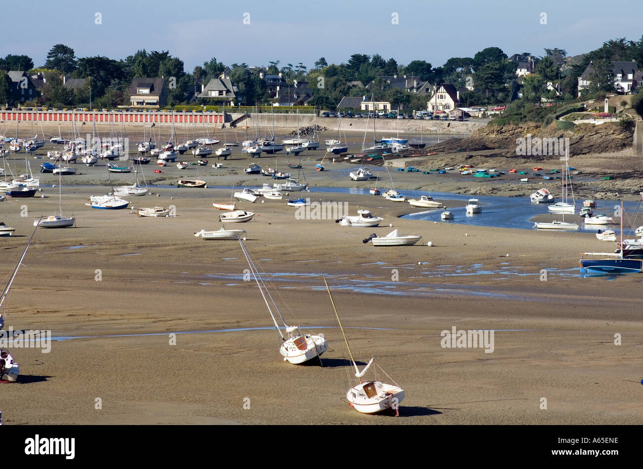 Voiliers à MARÉE BASSE ET MAISONS SAINT-BRIAC-SUR-MER COVE BRETAGNE FRANCE Banque D'Images