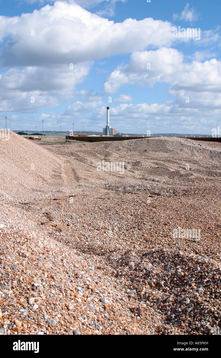 À l'est à travers la plage de Shoreham à Shoreham Power Station, UK Banque D'Images