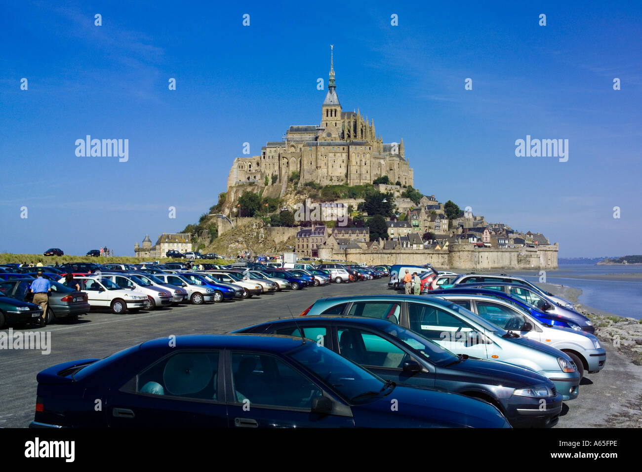 Parking et MONT-ST-MICHEL NORMANDIE FRANCE Photo Stock - Alamy