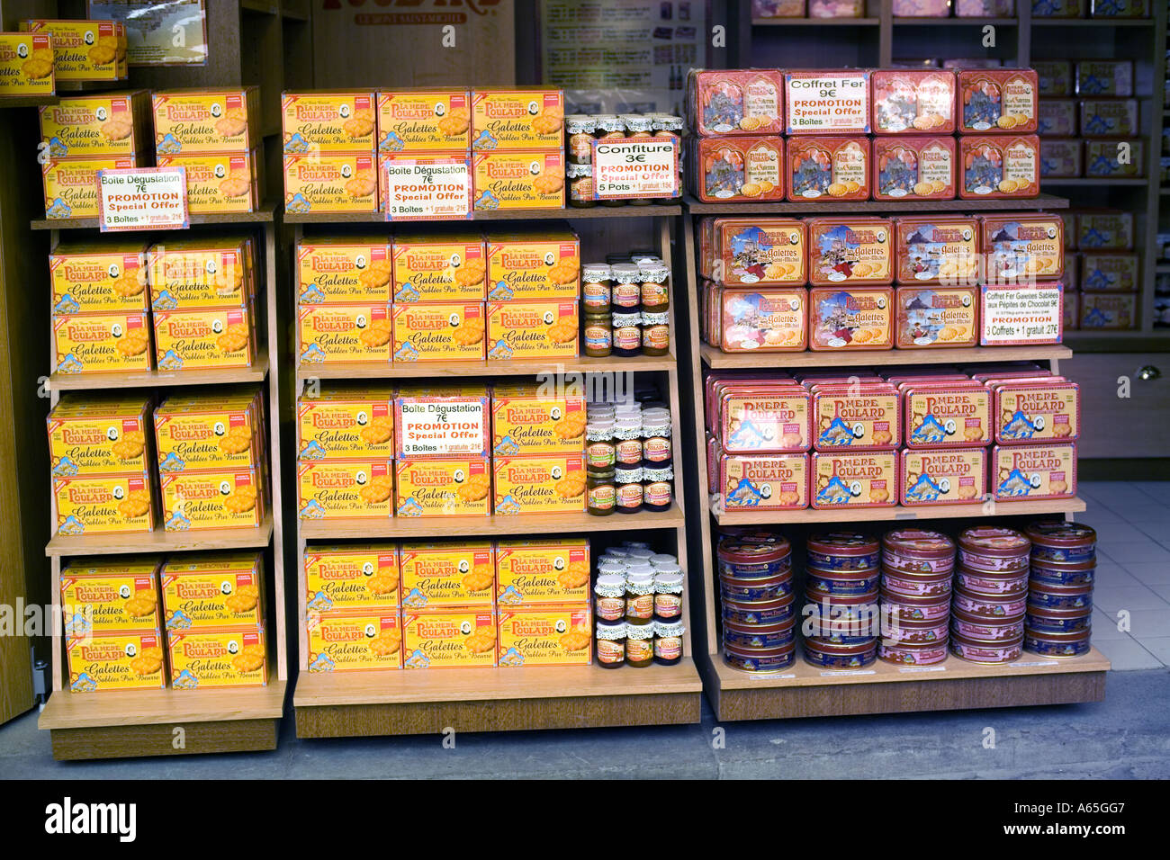 La Mere Poulard Boites Gateau Mont St Michel Normandie France Photo Stock Alamy La Mere Poulard Boites Gateau Mont St Michel Normandie France Photo Stock Alamy