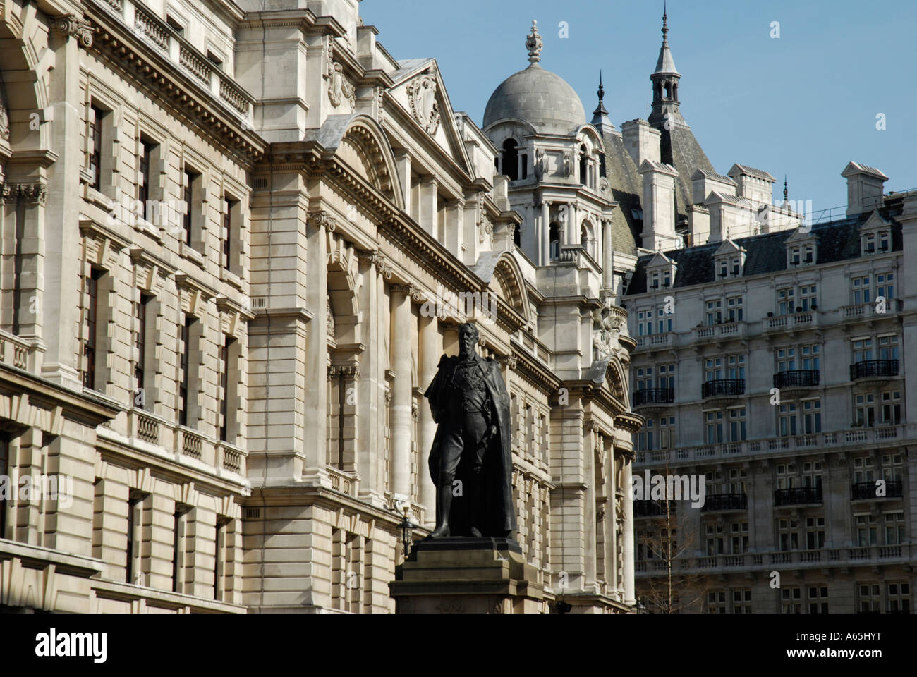 Statue de Lord Hartington contre grand édifices gouvernementaux à Horse Guards Avenue, près de Whitehall, Londres, Angleterre, RU Banque D'Images