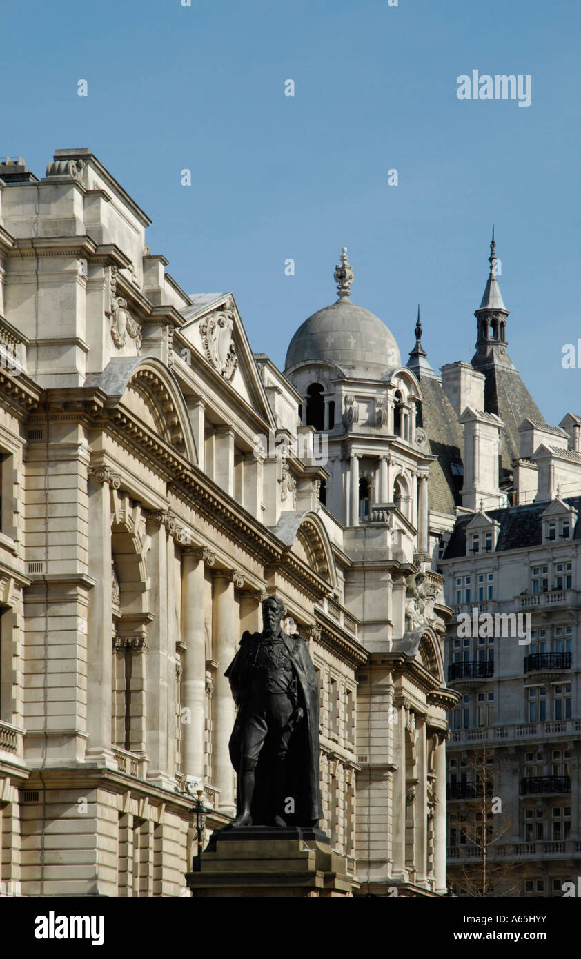 Statue de Lord Hartington contre grand édifices gouvernementaux à Horse Guards Avenue, près de Whitehall, Londres Banque D'Images