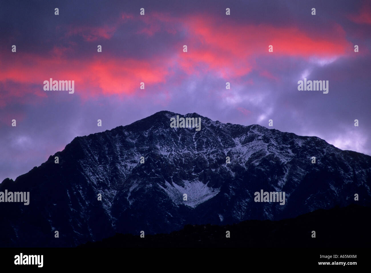 Les nuages de tempête au coucher du soleil au-dessus du Mont Tom Babeurre près de l'évêque est de la Sierra EN CALIFORNIE Banque D'Images