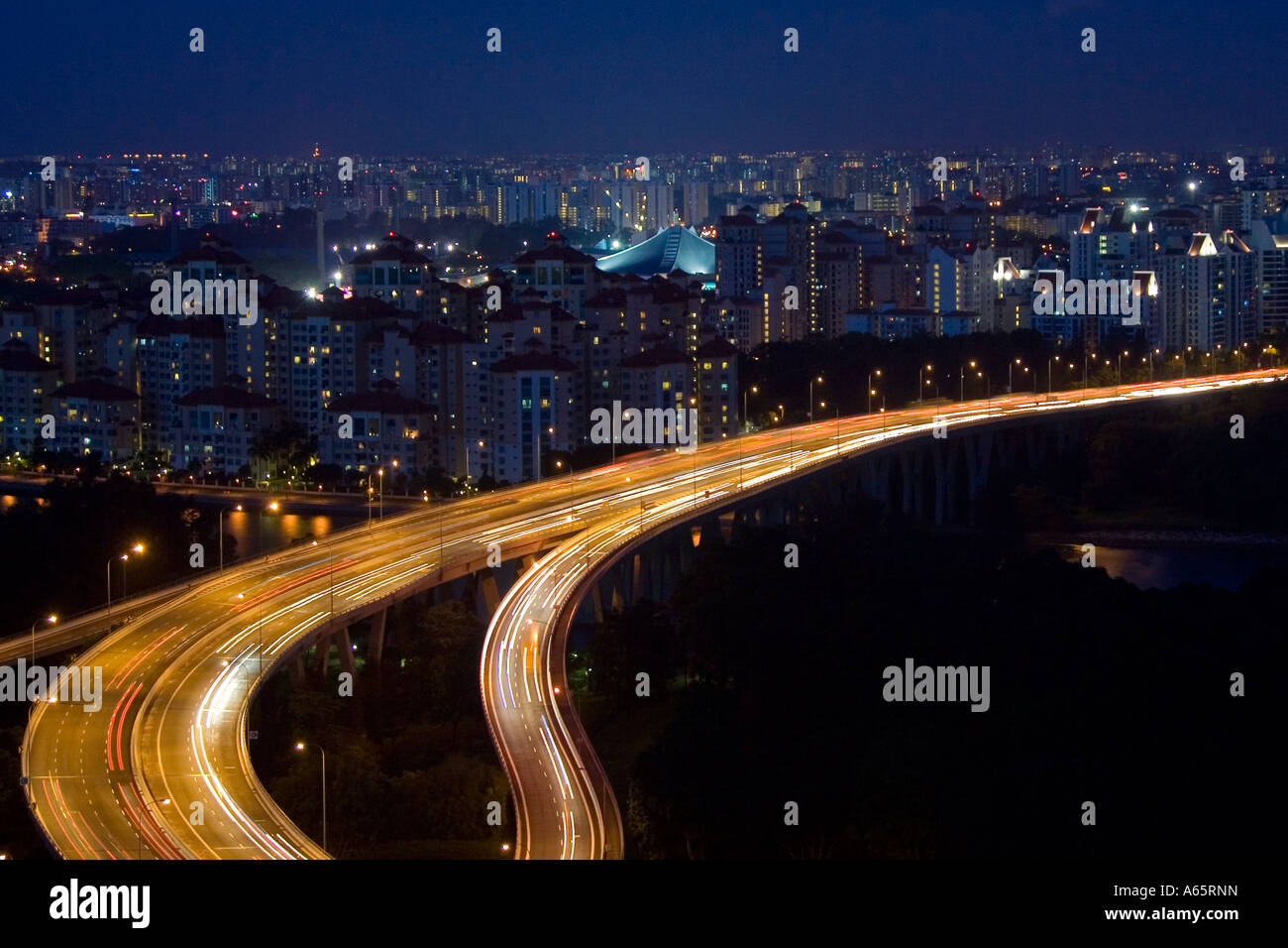 La conduite de nuit sur la côte Est de l'ECP Parkway Singapour Banque D'Images