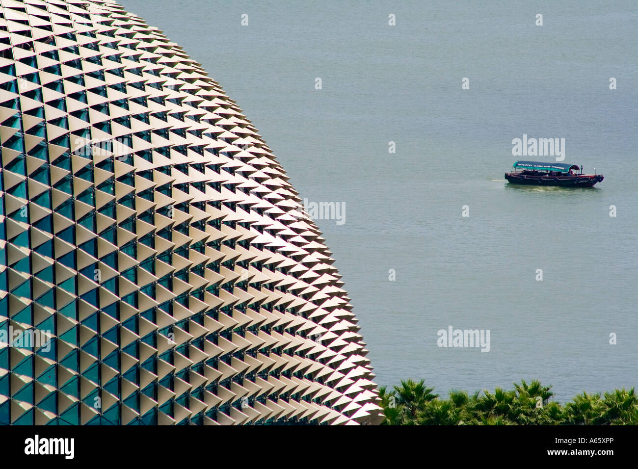 Esplanade et Bateau de tourisme Singapour Banque D'Images