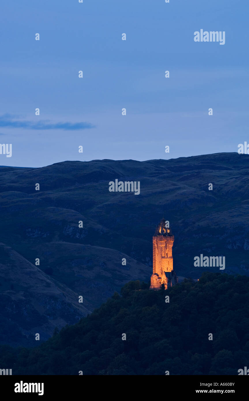 Le Wallace Monument National au crépuscule vue depuis le château de Stirling Stirling en Écosse Banque D'Images