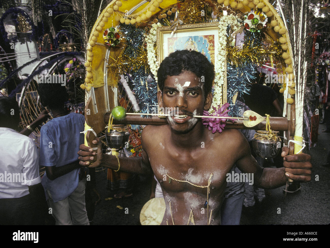 Thaipusam fête hindoue dans les rues de Singapour Les hommes montrent leur foi en perçant leur corps avec des crochets et pointes Banque D'Images