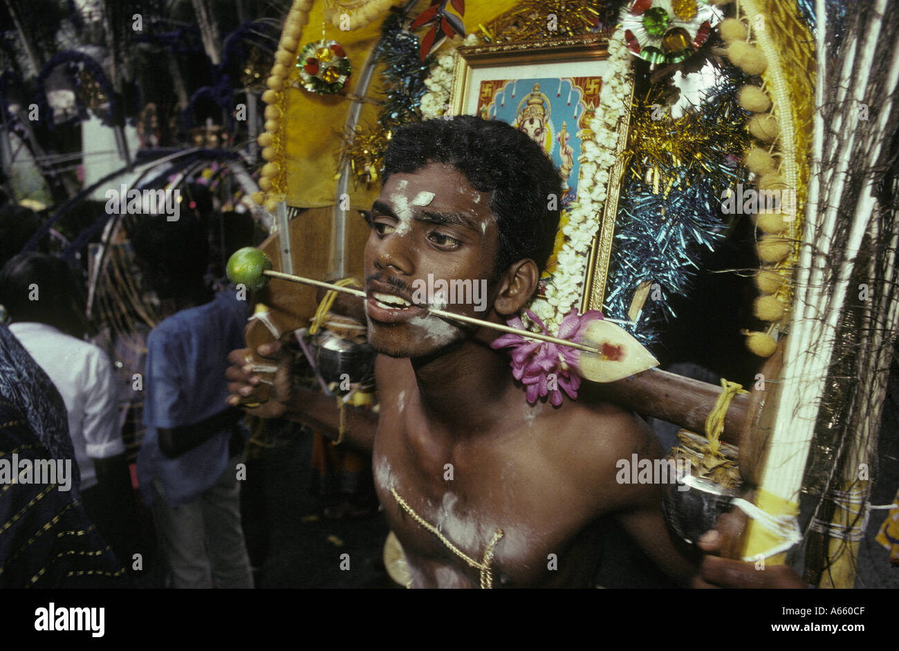 Thaipusam fête hindoue dans les rues de Singapour Les hommes montrent leur foi en perçant leur corps avec des crochets et pointes Banque D'Images