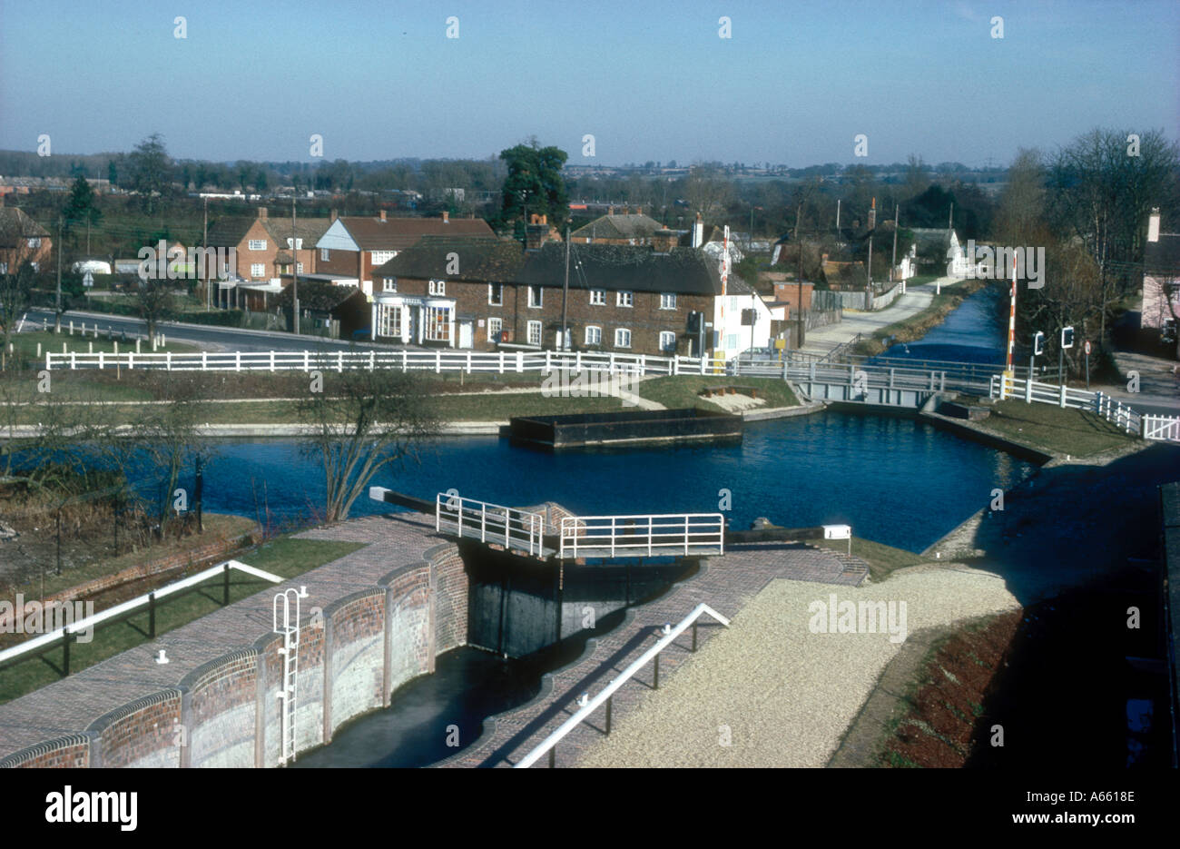 Verrouillage d'Aldermaston et un quai sur le canal Kennet et Avon dans le Berkshire England UK Banque D'Images