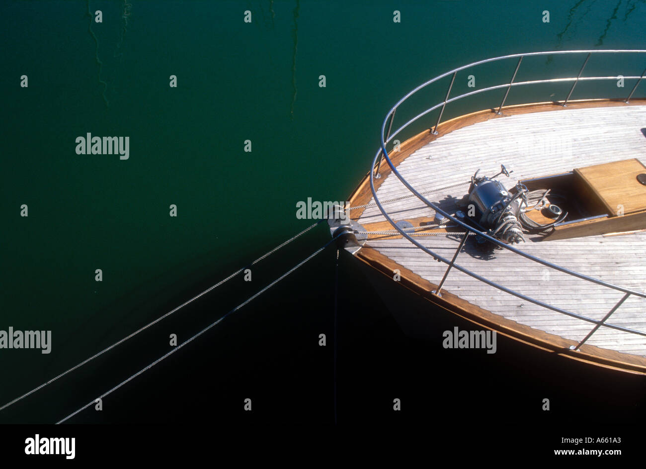 Proue d'un bateau amarré montrant le treuil d'ancre et le câble. Banque D'Images